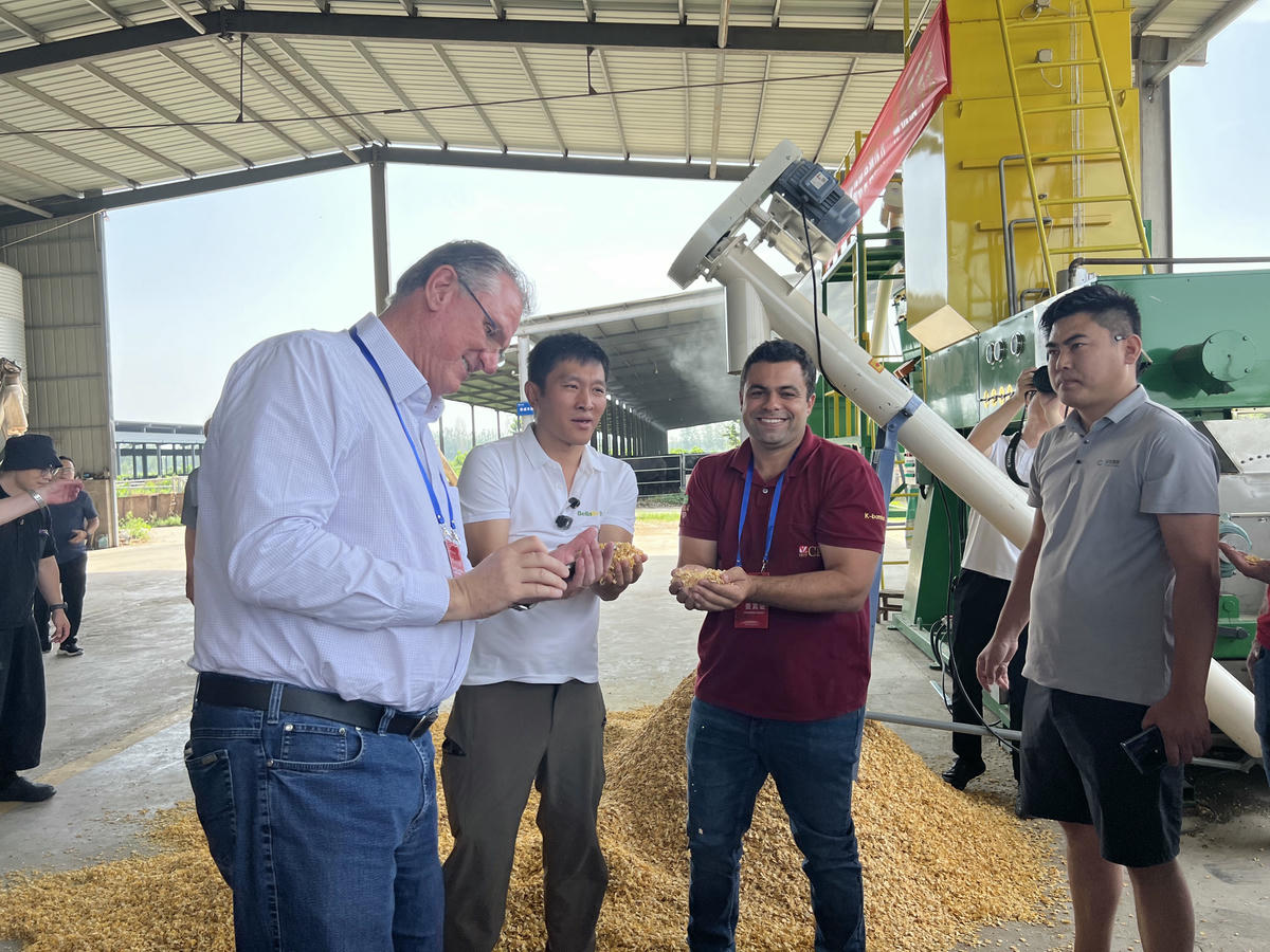 Grosper&BellaEx brings new equipment to participate in the 7th National Beef Industry Technology Seminar